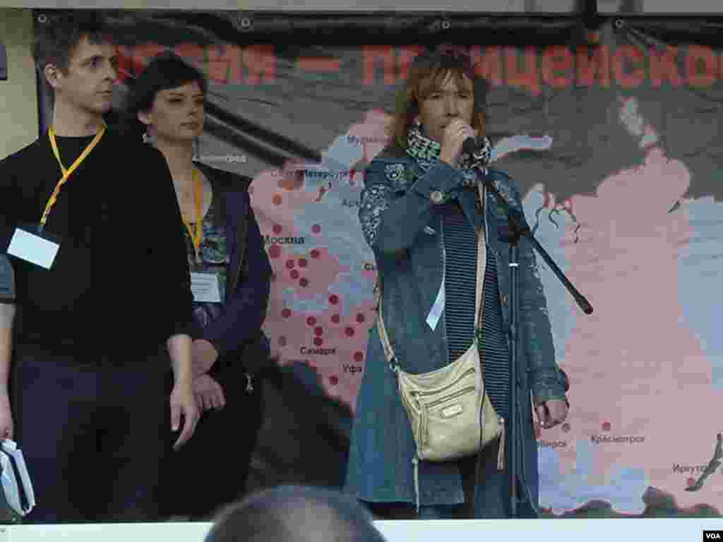 人权人士卡列里尼科娃在4月17日莫斯科支持纳瓦里内集会上演讲,她后面的幕布是俄罗斯政治迫害地图。(美国之音白桦拍摄)