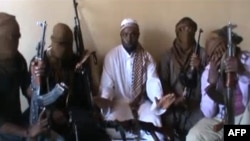 Pemimpin Boko Haram Abubakar Shekau (tengah) dan para anggota militan (foto: dok). Tersangka militan Boko Haram menewaskan 19 orang hari Minggu (20/10). 