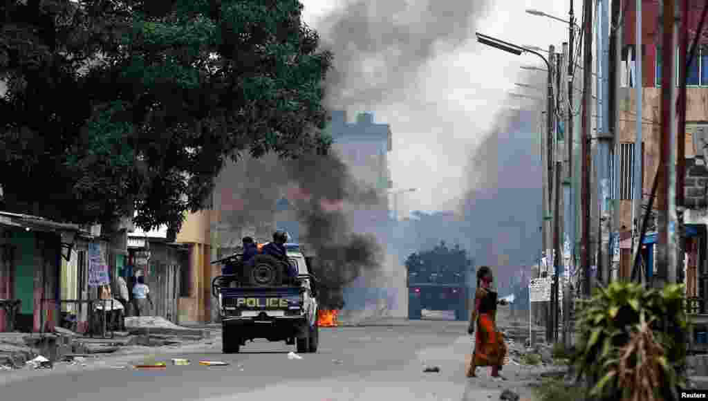 Polisi wapita vizuizi vya barabarani wakati wa maandamano mjini Kinshasa.