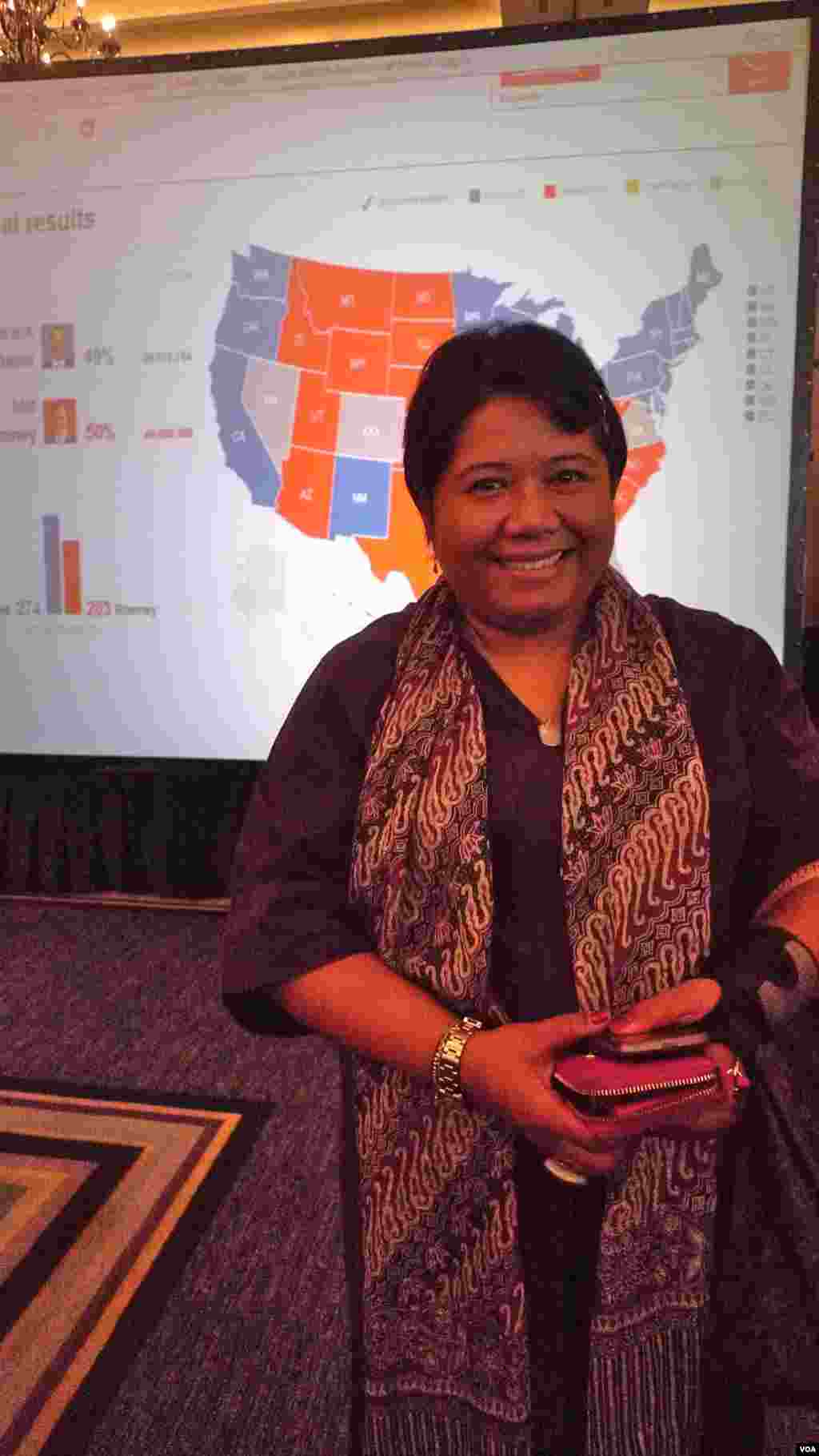 Cô Ima Abdulrahim, chuyên viên Viện nghiên cứu Habibie ở Jakarta, Indonesia: “Obama thắng thì tốt cho châu Á hơn, chẳng những vì ông có quan hệ tốt, mà còn vì giúp châu Á tiếp tục các chính sách mà ông đã đặt ra.” (S. Schondart/VOA)