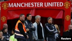 Jose Mourinho et son staff lors d'un match contre Watford en Premier League, Angleterre, le 13 mai 2018