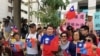 高雄市长韩国瑜的支持者“韩粉”在国民党总部门前为韩国瑜呐喊助威。（2019年7月15日，美国之音林枫拍摄）