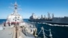 Arhiva - Američki razarač naoružan navođenim raketama, USS Balkelej, učestvuje u pretakanju nafte na moru sa tankerom USNS Džon Letal, u Omanskom zalivu.
