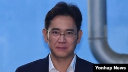 Pewaris perusahaan raksasa Korea Selatan Samsung, Jae-yong Lee, di Pengadilan Distrik Pusat Seoul di Seocho-gu, Seoul. (Foto: dok).