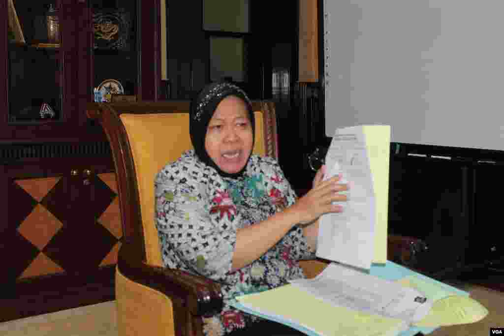 Walikota Surabaya Tri Rismaharini menunjukkan berkas warga dan pekerja lokalisasi Dolly yang bersedia mengikuti skema rehabilitasi dari pemerintah kota. (VOA/Petrus Riski)