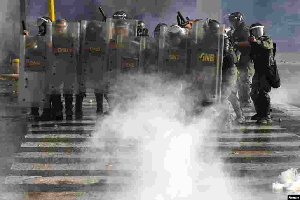 Pasukan anti huru-hara Venezuela bentrok dengan demonstran anti pemerintah di Lapangan Altamira di ibukota Caracas, Venezuela.