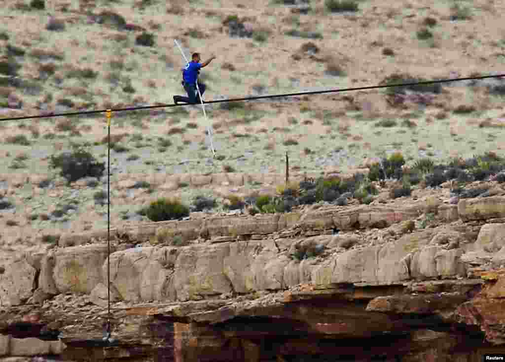 Nik Wallenda berjalan di atas kabel baja berdiameter 5 sentimeter menyeberangi ngarai Grand Canyon di atas ketinggian 460 meter dengan jarak sekitar 400 meter (23/6). (Reuters/Mike Blake) 