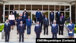 Presidente Filipe Nyusi (no centro da primeira fila) e membros da CNE, Moçambique