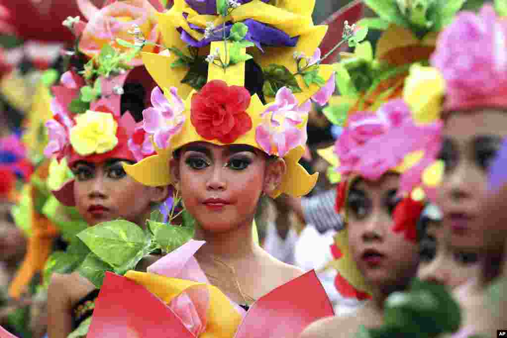 Indonesian children in costumes gather during a parade for this year's last sundown in Bali island, Dec. 31, 2015.