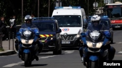 Gari lililombeba Felicien Kabuga likielekea mahakamani mjini Paris, Ufaransa.