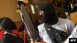 Paramilitares ingresan por la fuerza a la Basílica de San Sebastian, en Diriamba, Nicaragua, July 9, 2018. Los partidarios del gobierno nicaragüense sitiaron e insultaron a los obispos que habían llegado a Diriamba. / AFP PHOTO / MARVIN RECINOS.