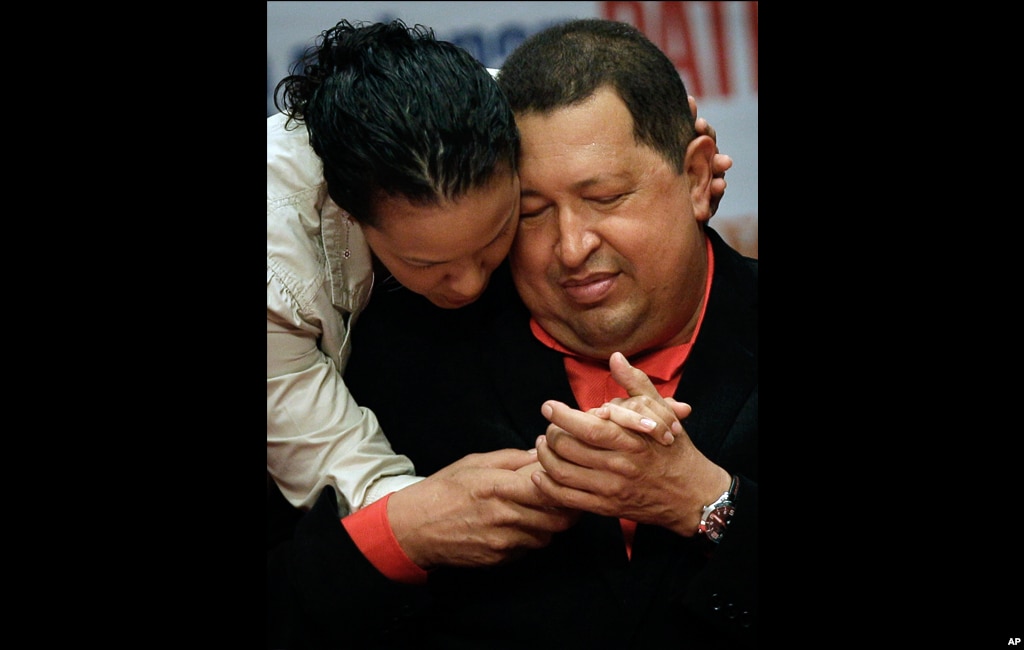 Chávez comparte con su hija Rosa durante un concierto en su honor en el teatro Teresa Carreno, en Caracas, el 23 de febrero de 2012.