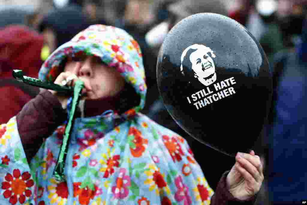Warga menyambut meninggalnya mantan PM Inggris Margaret Thatcher dengan menggelar demo di lapangan Trafalgar, London, 13 April 2013.