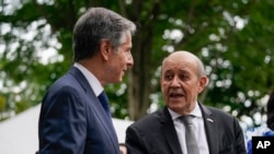 FILE - Waziri wa Mambo ya Nje wa Ufaransa Jean-Yves Le Drian, kulia, na Waziri wa Mambo ya Nje wa Uingereza Antony Blinken 