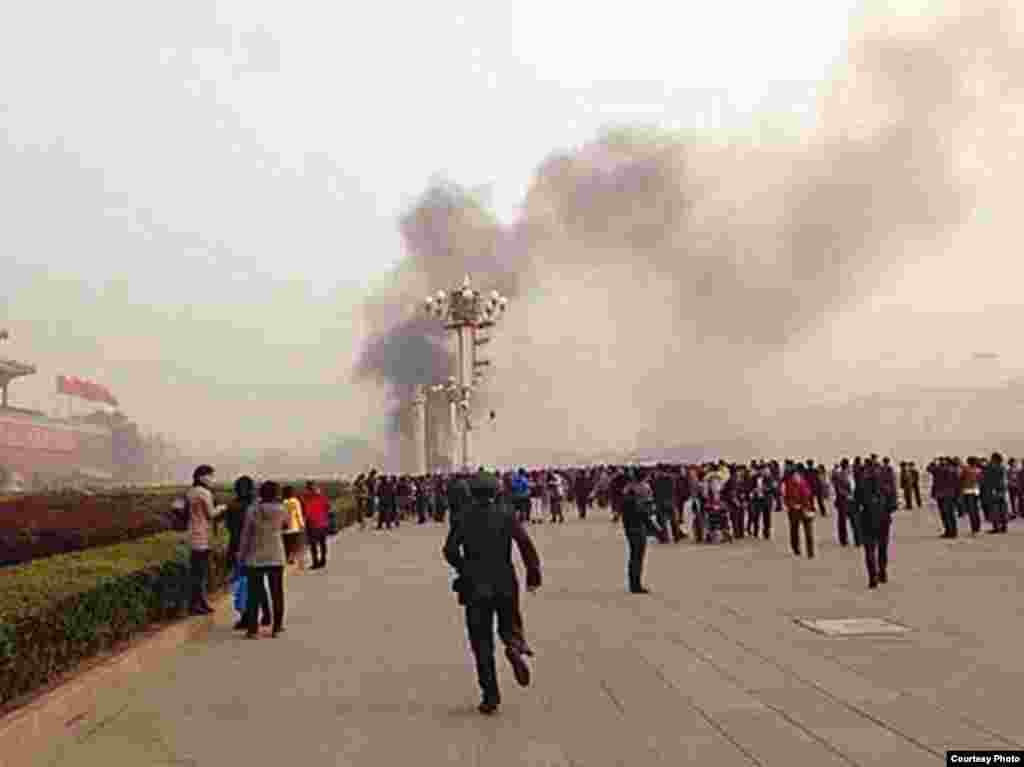 天安門爆炸起火現場(圖片來自微博網友)