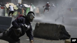 Manifestantes antigubernamentales chocan con las fuerzas armadas en Caracas, el viernes 26 de mayo.