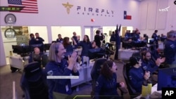 Сотрудники Центра управления полетами Firefly Aerospace празднуют приземление модуля Blue Ghost, Техас, 2 марта 2025