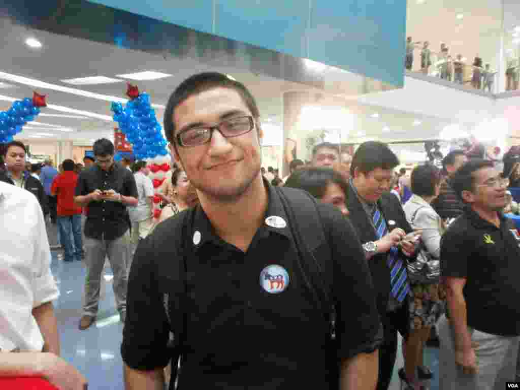 Anh Derek Obryan, 21 tuổi, sinh viên Mỹ đang học tại Manila, Philippines nói anh thích Obama “vì ông ấy cố gắng thay đổi và đưa ra một tấm gương khác cho thế giới.” (S. Orendain/VOA)