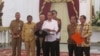 Presiden Joko Widodo memberikan keterangan pers di Istana Merdeka Jakarta Senin (13/6), soal pembatalan Perda bermasalah (VOA/Andylala).