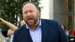 Alex Jones, memberikan keterangan kepada media di luar gedung kantor Senat Dirkesen di Washington, D.C.,5 September 2018. (Foto: dok).