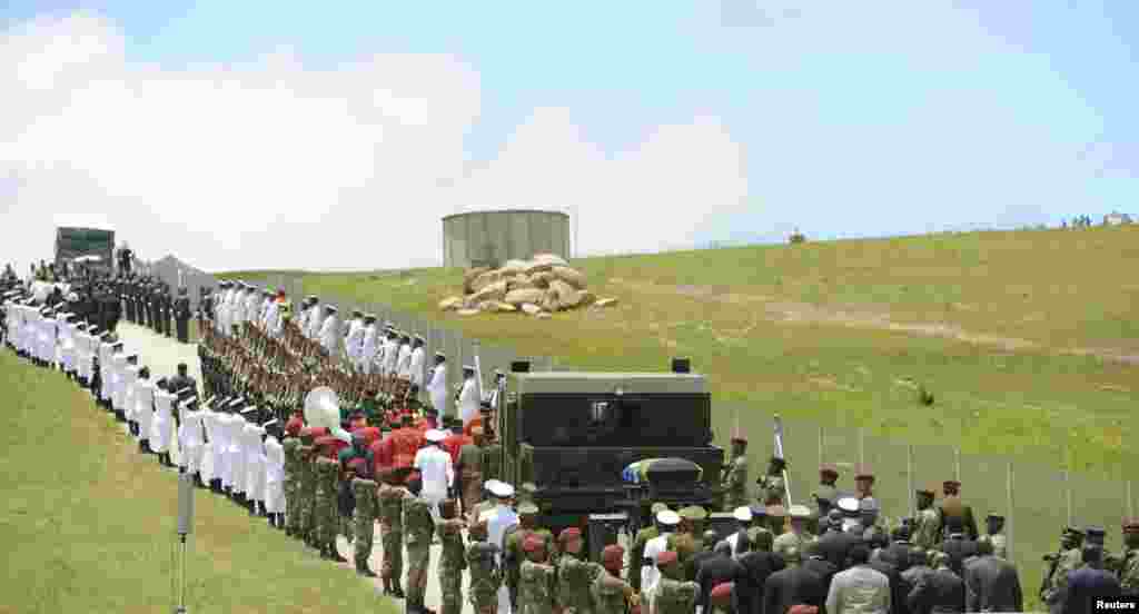 Peti mati mantan presiden Afrika Selatan Nelson Mandela dikawal oleh militer ke upacara pemakaman di Qunu, Afrika Selatan, 15 Desember 2013.