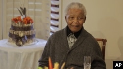 Mantan Presiden Afrika Selatan Nelson Mandela saat merayakan ulang tahunnya Juli 2012. (Foto: Dok)