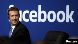 "99% de lo que la gente lee es real y solo una pequeña cantidad constituye noticias falsas" dijo de Facebook, su fundador Mark Zuckerberg.