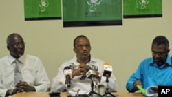 Justino Pinto de Andrade (centro) líder do Bloco Democrático