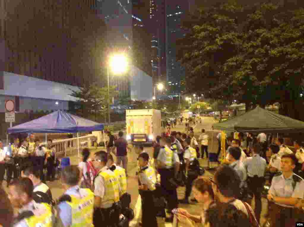 在各界呼籲撤離聲中示威者繼續堅守特首辦(美國之音海彥拍攝)