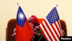 Bendera Taiwan dan AS bersanding saat pertemuan legislator AS dan Taiwan di Taipei, Taiwan 27 Maret 2018. (Foto: Reuters)
