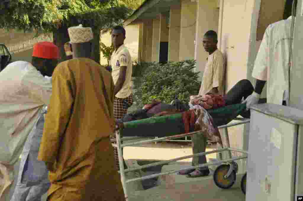 Wani mutum da ya ji rauni ake shigar da shi asibiti a bayan tashin bam cikin Masallacin Jumma'a na Kano, Jumma'a 28 Nuwamba 2014.