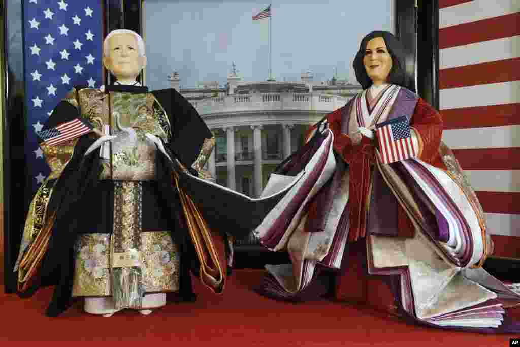 Boneka khas Jepang, "Hina", yang menggambarkan Presiden AS Joe Biden dan Wakil Presiden Kamala Harris, dipajang untuk perayaan Girls 'Day di Kyugetsu, sebuah perusahaan boneka tradisional Jepang, Rabu, 27 Januari 2021 di Tokyo. (Foto: AP) 