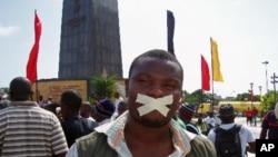 Expressão de opinião durante a manifestação de Luanda pela liberdade e demcoracia (2 de Abril de 2011)
