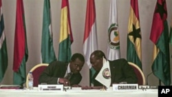 Tổng thống Côte d'Ivoire Alassane Ouattara (phải), chủ tịch ECOWAS trong phiên họp ở Abidjan