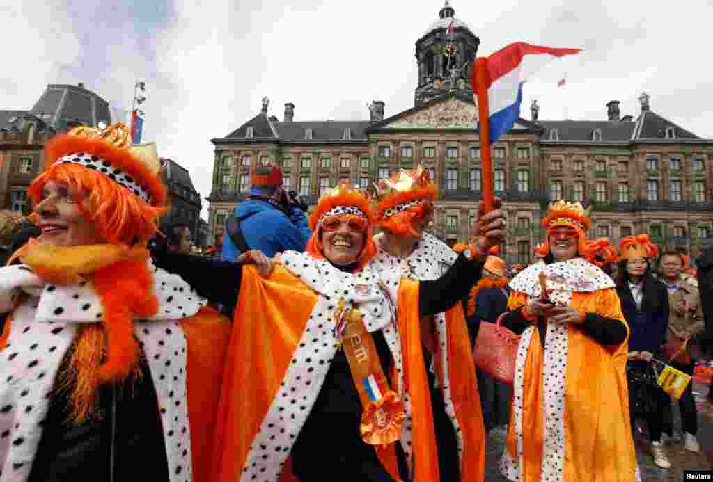 Warga Belanda merayakan penobatan Raja Willem-Alexander, yang menggantikan ibunya Ratu Beatrix, di Alun-Alun Dam, Amsterdam.