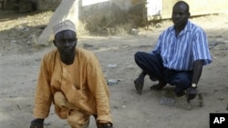 Yusuf Umar (Dama) da Aminu Ahmed da suka samu nakasa dalilin cutar polio 