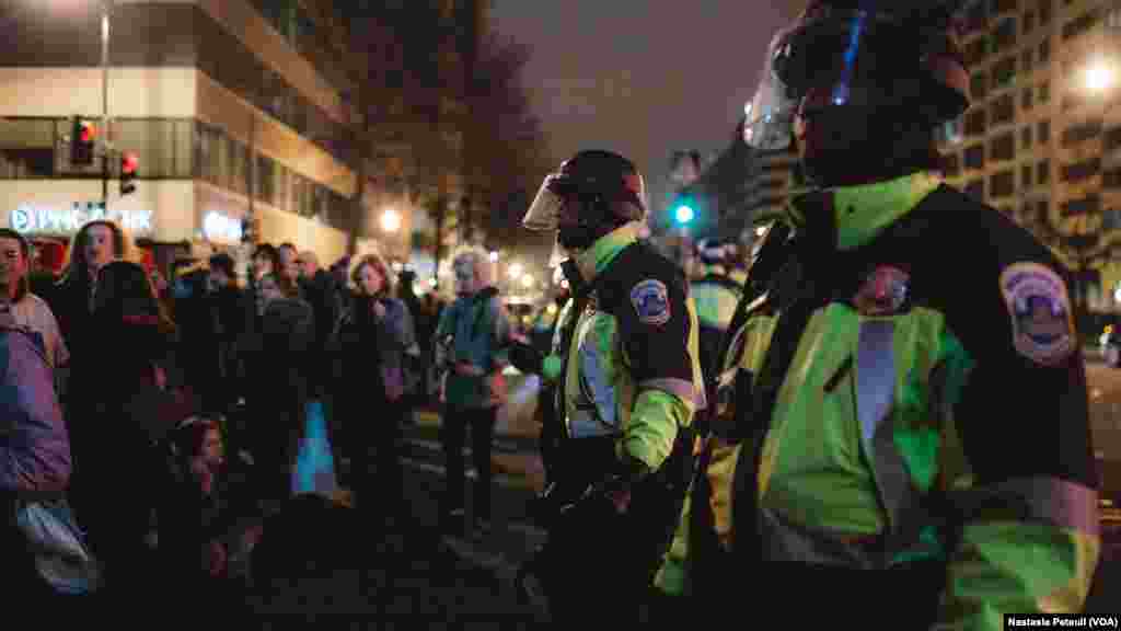 'Yan sandan kwantar da tarzoma da masu zanga-zangar kin jinin Trump a birnin Washington DC.
