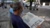 En La Habana un hombre lee el diario oficial Juventud Rebelde. La prensa independiente está proscrita ante la ley, aunque algunos medios son tolerados por el gobierno cubano.