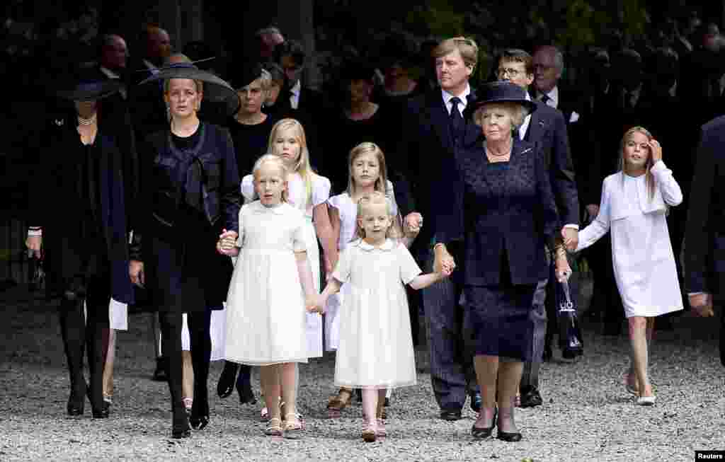 Putri Belanda Mabel (kedua dari kiri) disertai dengan kedua anaknya, Putri Luana dan Putri Zaria, dan Ratu Beatrix berjalan bersama anggota keluarga Kerajaan Belanda lainnya ketika mereka tiba untuk menghadiri upacara pemakaman putra Ratu Beartix, Pangeran Friso, di gereja Stulpkerk di Lage Vuursche. Pangeran Friso, saudara dari Raja Belanda yang baru, meninggal pada tanggal 12 Agustus 2013, di istana di Den Haag, 18 bulan setelah ia mengalami kecelakaan saat bermain ski yang menyebabkannya koma.