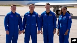 Экипаж Crew-8 (слева направо): космонавт Александр Гребенкин, пилот Майкл Барратт, командир Мэттью Доминик и специалист миссии Жанетт Эпп на мысе Канаверал, Флорида, 25 февраля 2024 года