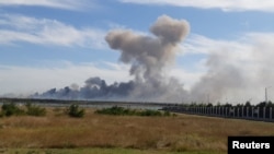 Дым после взрывов и пожара на военном аэродроме недалеко от поселка Новофедоровка в Крыму. Август 2022г.