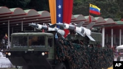 Un lanzamisiles es visto durante un desfile militar en Caracas, Venezuela.