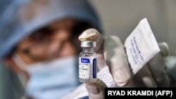 Un agent de la santé tient un flacon de vaccin russe Spoutnik V contre la maladie COVID-19 dans une clinique de la ville de Blida, à environ 45 kilomètres au sud-ouest de la capitale algérienne, le 30 janvier 2021.