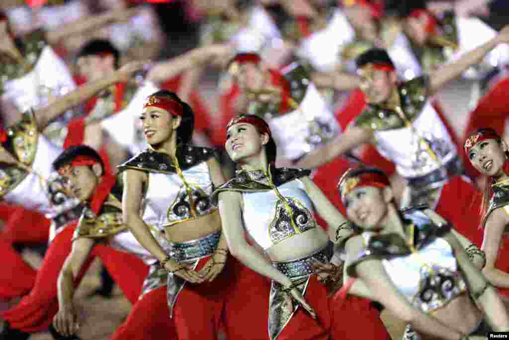 Penari-penari China memeriahkan acara pembukaan Festival Berkuda di Kota Terlarang Beijing, China.
