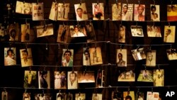 Des photographies de victimes sont exposées dans une exposition au mémorial du génocide de Kigali, dans la capitale, Kigali, au Rwanda, vendredi 5 avril 2019. (AP Photo / Ben Curtis)