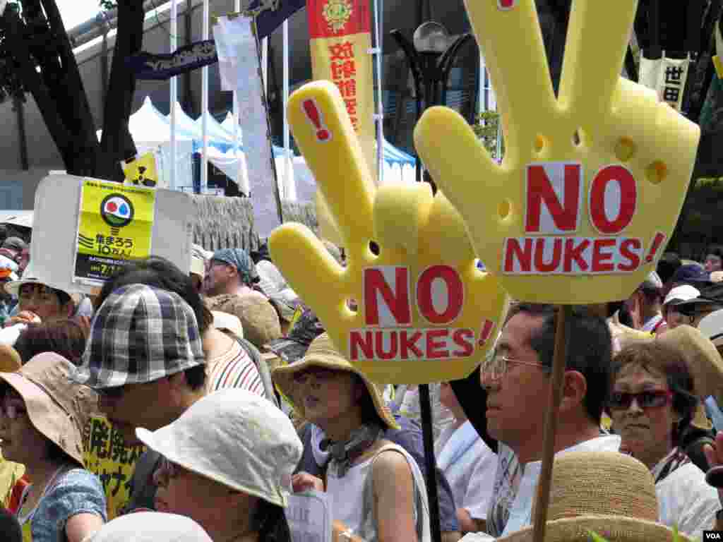 Some of the crowd that demonstrated in Tokyo against nuclear power, Japan, July 16, 2012 (Miguel Quintana/VOA)