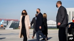 Makamu wa Rais Kamala Harris na mumewe Doug Emhoff walipowasili uwanja wa ndege wa Paris-Orly huko Orly, Ufaransa. (Sarahbeth Maney/The New York Times via AP, Pool)