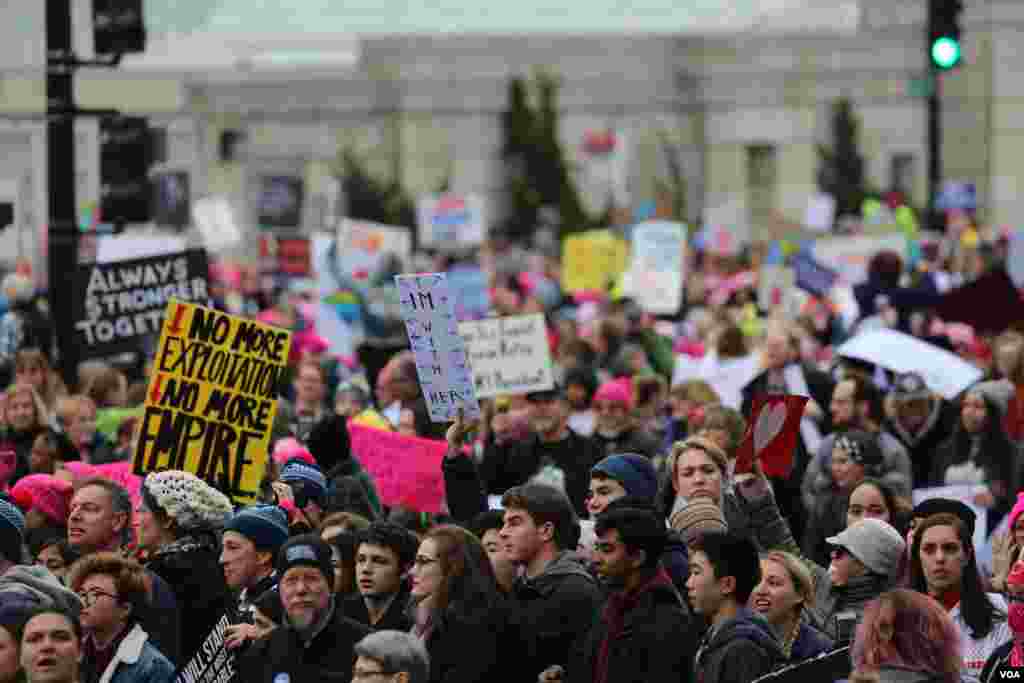 Para demonstran dalam protes massal Women's March di Washington, D.C. (21/1). (VOA/B. Allen)