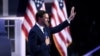 El senador estadounidense por Ohio y candidato republicano a la vicepresidencia en 2024, J.D. Vance, llega para hablar durante el tercer día de la Convención Nacional Republicana de 2024 en el Foro Fiserv en Milwaukee, Wisconsin, el 17 de julio de 2024.