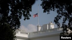 La bandera de EE.UU. en la Casa Blanca es vista a media asta en honor del fallecido senador John McCain.